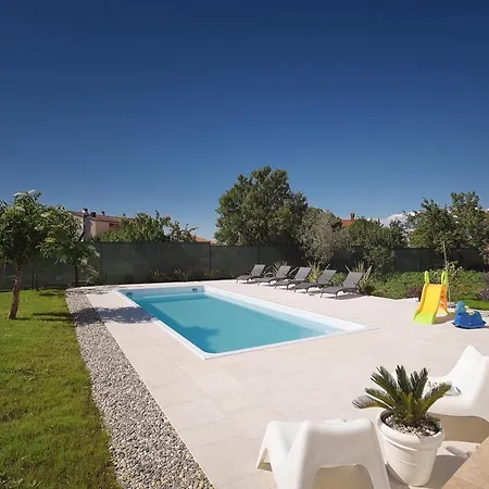 Neu Renovierte Mit Klima, Wlan, Waschmaschine, Tischfussball, Grill, Fahrraeder Und Einem Kinderspielplatz * Štinjan