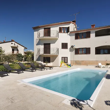 Neu Renovierte Mit Klima, Wlan, Waschmaschine, Tischfussball, Grill, Fahrraeder Und Einem Kinderspielplatz