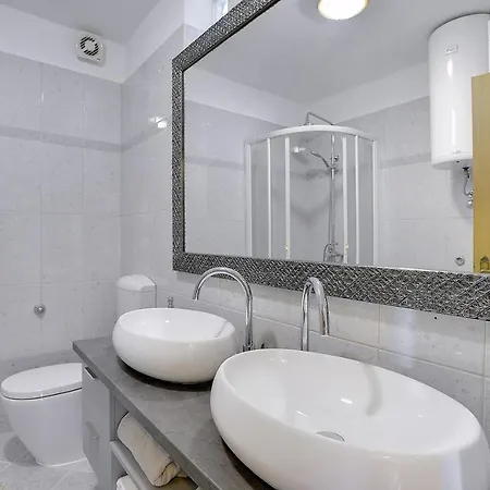 Apartman Komfort: Neu Renoviert Mit Klimaanlage Und Familienfreundlichen Annehmlichkeiten Stinjan