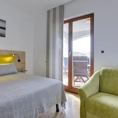 Neu Renovierte Mit Klima, Wlan, Waschmaschine, Tischfussball, Grill, Fahrraeder Und Einem Kinderspielplatz Apartment Štinjan