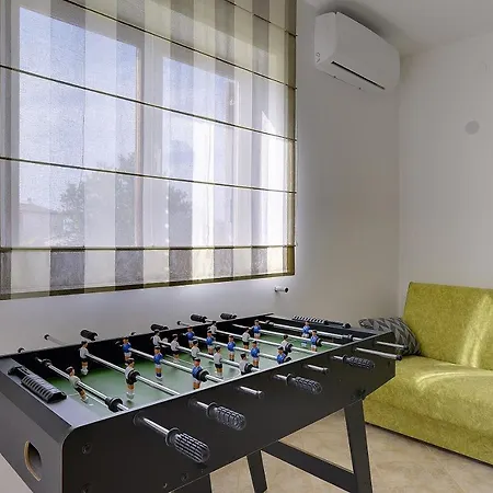 Neu Renovierte Mit Klima, Wlan, Waschmaschine, Tischfussball, Grill, Fahrraeder Und Einem Kinderspielplatz