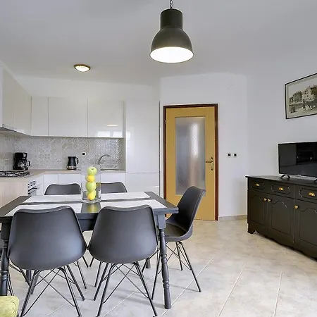 Neu Renovierte Mit Klima, Wlan, Waschmaschine, Tischfussball, Grill, Fahrraeder Und Einem Kinderspielplatz Apartment Štinjan