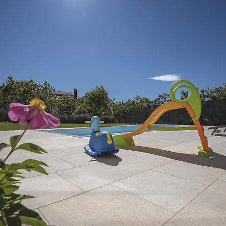 Neu Renovierte Mit Klima, Wlan, Waschmaschine, Tischfussball, Grill, Fahrraeder Und Einem Kinderspielplatz Apartment Štinjan