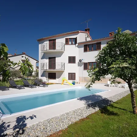 Neu Renovierte Mit Klima, Wlan, Waschmaschine, Tischfussball, Grill, Fahrraeder Und Einem Kinderspielplatz Štinjan