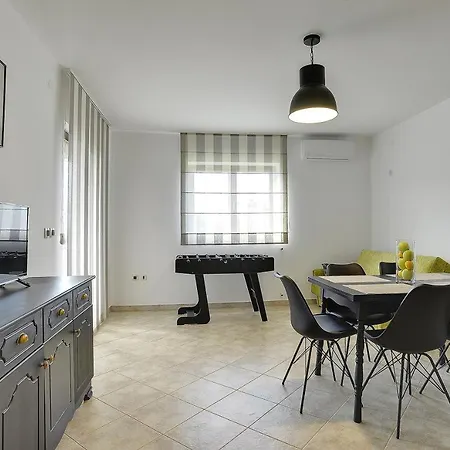 Neu Renovierte Mit Klima, Wlan, Waschmaschine, Tischfussball, Grill, Fahrraeder Und Einem Kinderspielplatz