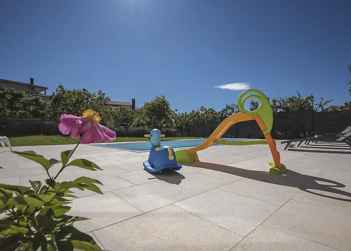 Neu Renovierte Mit Klima, Wlan, Waschmaschine, Tischfussball, Grill, Fahrraeder Und Einem Kinderspielplatz 아파트 스틴잔