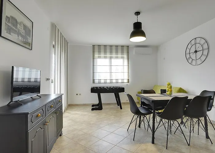 Neu Renovierte Mit Klima, Wlan, Waschmaschine, Tischfussball, Grill, Fahrraeder Und Einem Kinderspielplatz